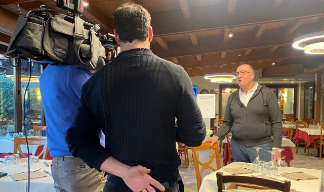 Gino Savino nel suo ristorante  con gli operatori della Rai durante la diretta della trasmissione “ItaliaSì”