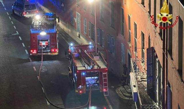 Un’immagine dell’incendio di Germignaga (foto Vigili del fuoco)