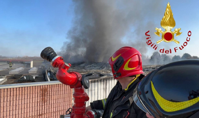 L’incendio di Turate (foto Vigili del fuoco)