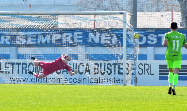 Del Favero ha dovuto raccogliere tre palloni in fondo al sacco (foto Blitz)