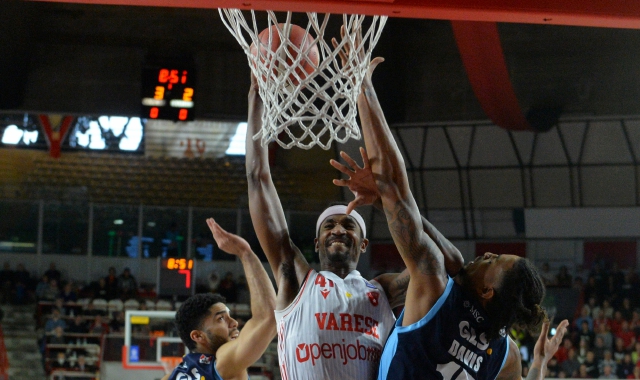 Una Varese dai due volti espugna Napoli