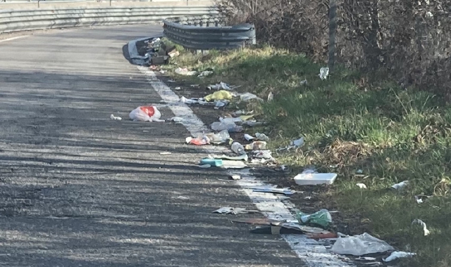 Busto Arsizio, superstrada tra i rifiuti