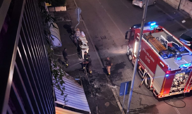 Vigili del fuoco in azione per domare uno degli incendi appiccati lo scorso mese di agosto
