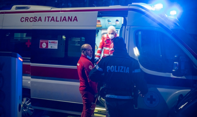 L’intervento del 118 per soccorrere gli accoltellati nella zona della stazione Centrale