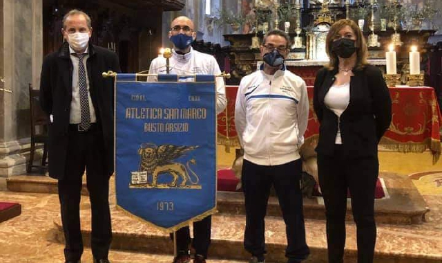Emanuele Antonelli e Laura Rogora nel 2021 con i dirigenti dell’Atletica San Marco