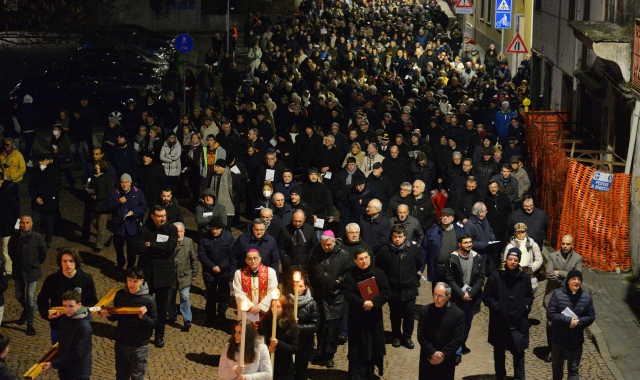 L’arcivescovo Delpini con i fedeli durante la Via Crucis (foto Blitz)