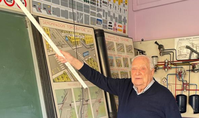 Giancarlo Colombo compie 100 anni: fa l’istruttore di guida da 61 anni e continua a lavorare con lo stesso entusiasmo (foto Redazione)