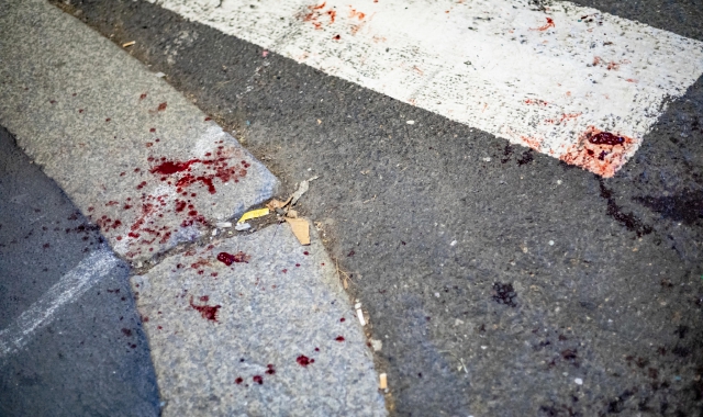 Macchie di sangue a terra dopo gli accoltellamenti di lunedì 6 (Ansa)