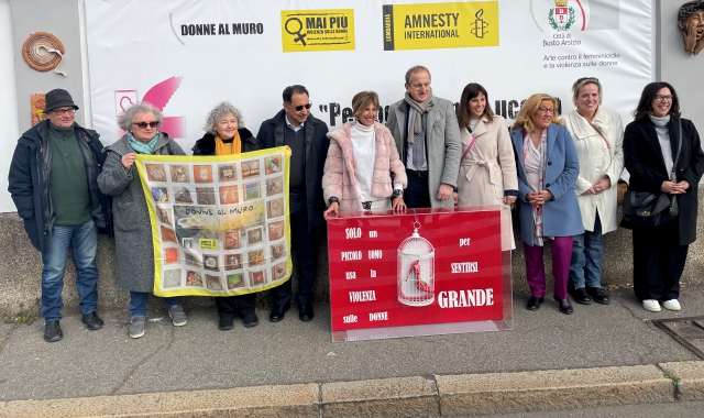 Stamattina Busto Arsizio si è stretta attorno alle donn e vittime di violenza (foto Redazione)