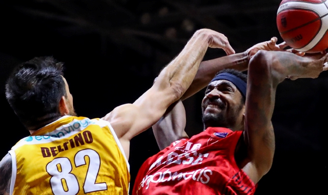 Un duello tra Carlos Delfino e Tariq Owens durante la sfida dei quarti di finale di Coppa Italia vinta da Pesaro (foto Ciamillo)