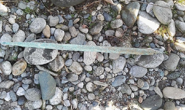 Il prezioso reperto emerso dalle acque del Ticino a Turbigo (Foto Redazione)