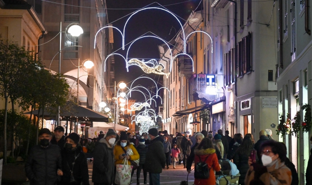 L’uomo era riuscito a spillare soldi  con la scusa delle luminarie  (foto Blitz) 