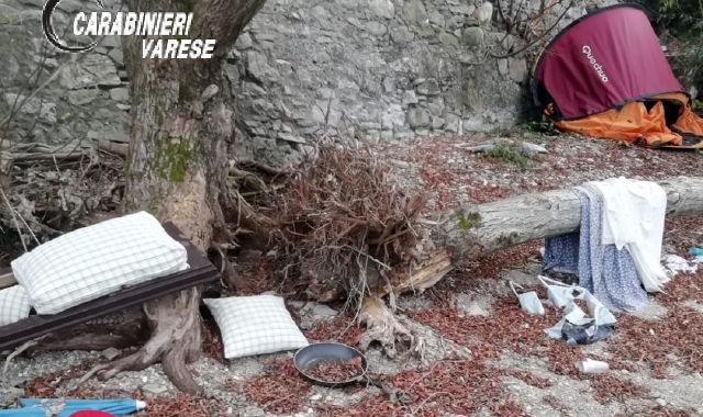 Il bivacco allestito in spiaggia a Porto Valtravaglia