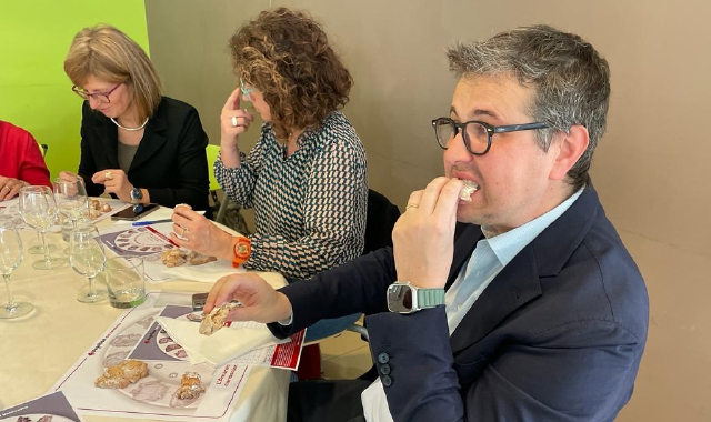 Il sindaco Cassani degusta un amaretto (foto Blitz)
