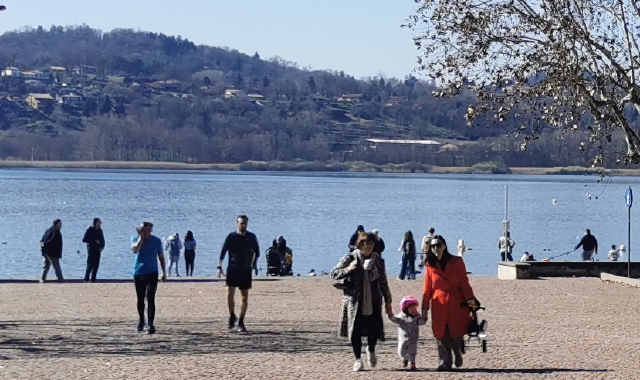 Primi arrivi alla Schiranna fin dal mattino e il Lido resta ancora in attesa di gestore, senza caffè attivo: in alto lo striscione al bar Pineta del Sacro Monte in chiusura, sotto al centro il successo della visita guidata al parco di Villa Teoplitz (f