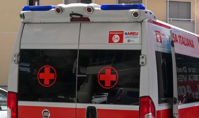 Legnano, cade dalla scala e finisce all’ospedale