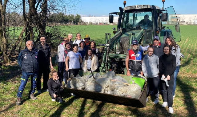 I volontari al lavoro nel verde di Villa Cortese (foto Redazione)