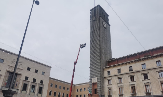Varese, gru sulla torre civica: arriva il 5G