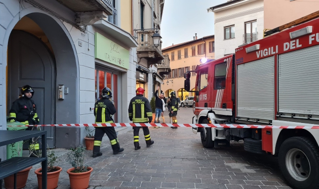 I vigili del fuoco in piazza Portici (foto Blitz)