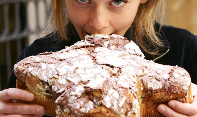 La colomba, il più tradizionale dei dolci pasquali (foto Archivio)