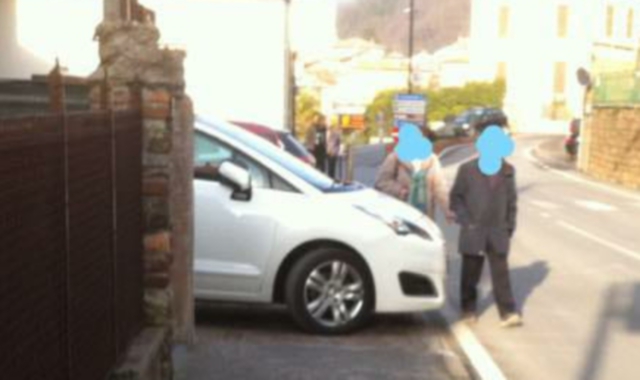 I paletti avrebbero dovuto impedire la sosta sul marciapiede