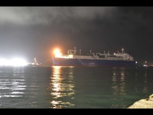La nave Golar Tundra entra nel porto di Piombino