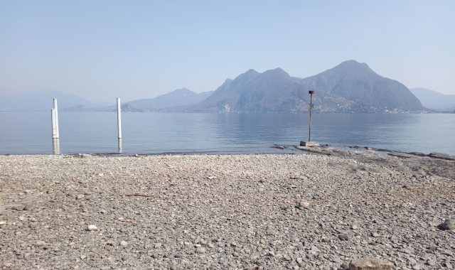 Due immagini simbolo della siccità: gli impianti di Domobianca (sopra) e il lago Maggiore (sotto)