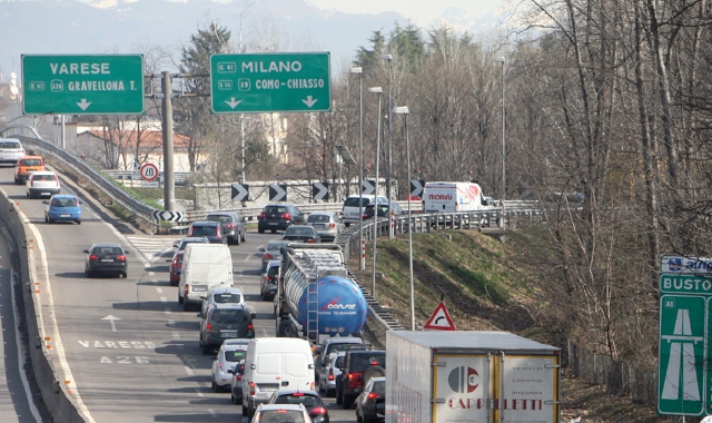 Il tratto a ridosso dell’uscita di Busto e Malpensa, dove si sono formate code  (foto Archivio)