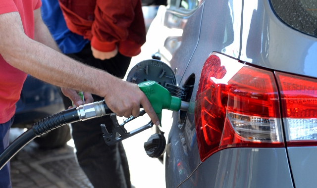 Varese, distributore di benzina (foto archivio)