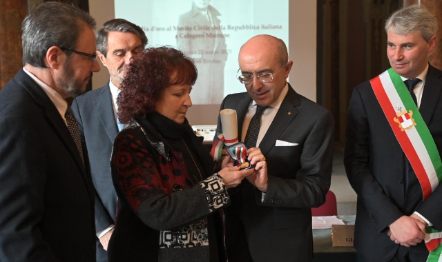 La cerimonia di consegna della medaglia d’oro al merito civile (foto Blitz)