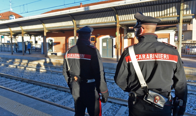 Controlli dei carabinieri alla stazione di Venegono Inferiore (Blitz)