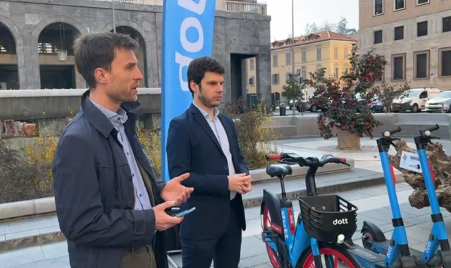 Servizio di Bike Sharing presentato da Vittorio Gattari, manager di Dott e Andrea Civati, assessore alla mobilità (foto redazione)
