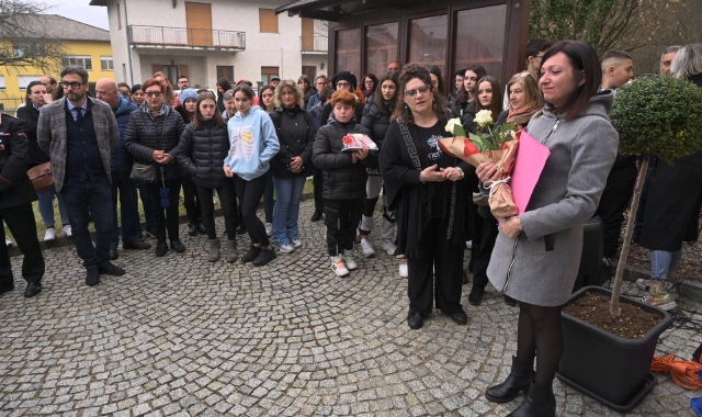 Questa mattina a Mesenzana la cerimonia per ricordare Giada, Alessio e Alessandra (foto Stefano Benvegnù - Blitz)
