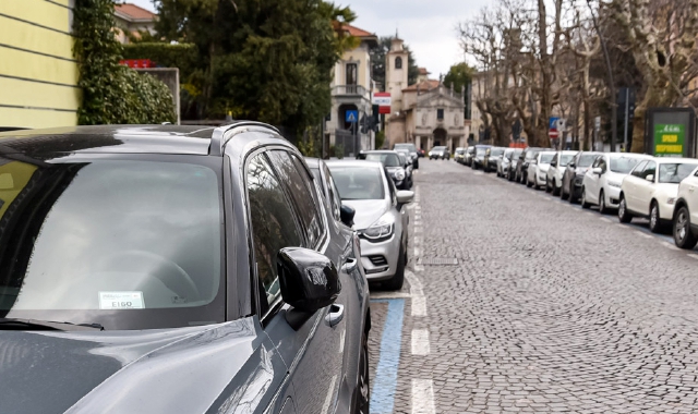 Un’auto ibrida, con tagliando esposto, sui parcheggi blu in città