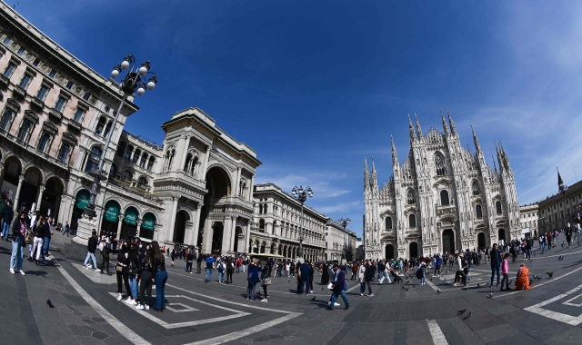 «Ho una bomba»: tenta rapina in piazza Duomo