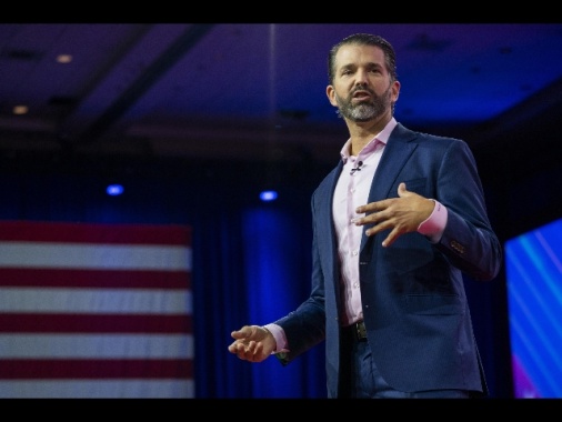 Donald Trump Jr, invece che di armi parliamo di trans lunatici