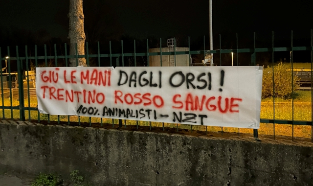 Uno striscione degli animalisti (foto Redazione)