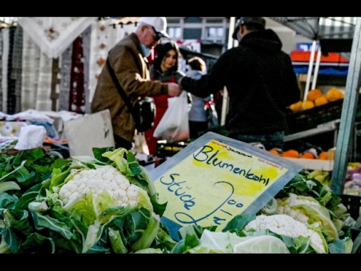 Inflazione in netto calo in Europa, scende al 6,9%