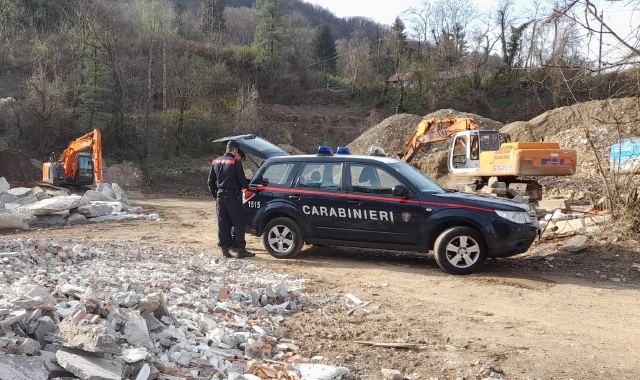 I carabinieri nella cava (foto carabinieri)