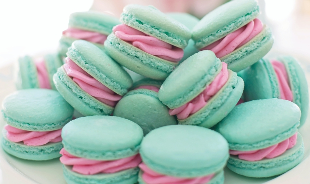Macarons, dolci tipici francesi (foto Archivio)