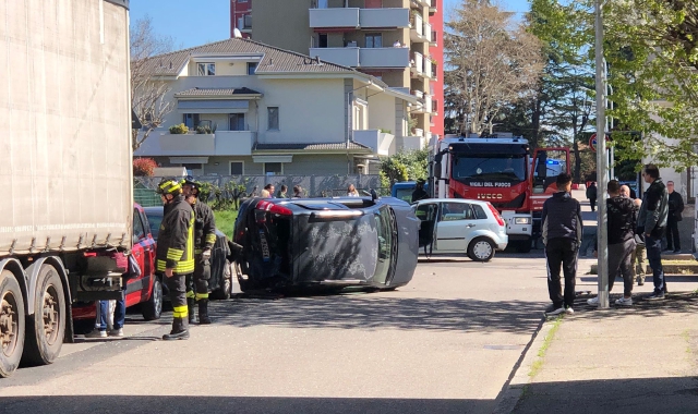 Auto si ribalta, paura a Busto Arsizio