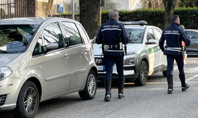 Agenti della polizia locale in azione domenica durante la messa delle palme (Blitz)