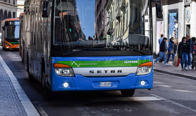 «Bus in anticipo», lo insegue in auto e lo blocca: caos tra Varese e Induno