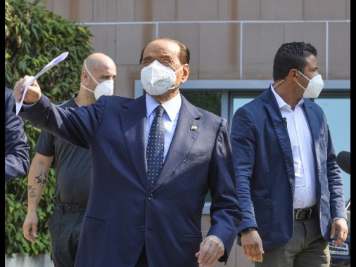 Berlusconi in terapia intensiva al San Raffaele