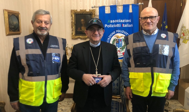 Monsignor Delpini con i responsabili dell’Associazione poliziotti italiani