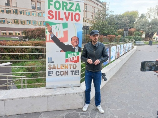 Un fan di Berlusconi al San Raffaele direttamente dalla Puglia