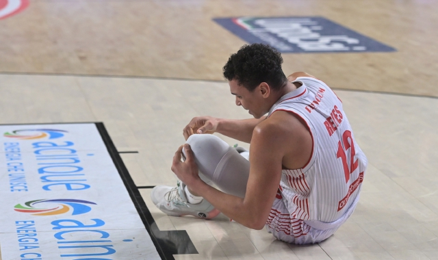 Tegola Ojm, fuori Reyes