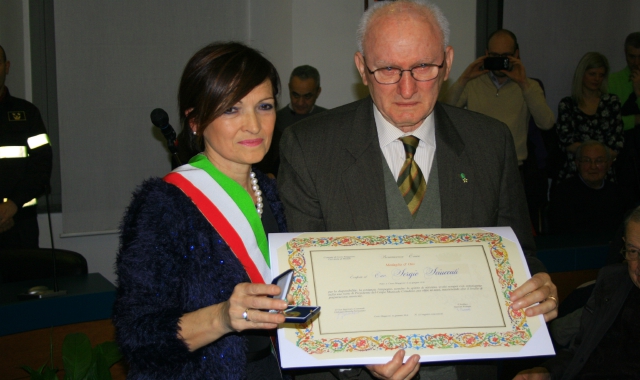 La consegna delle benemerenza cittadina a Sergio Sciuccati (foto Redazione)