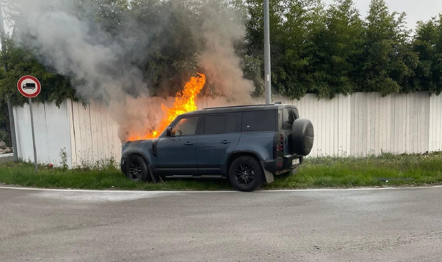 L’auto in fiamme (foto Redazione)