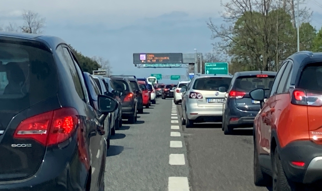 Tutti in coda: una situazione non certo inusuale sull’A8 (foto Redazione)
